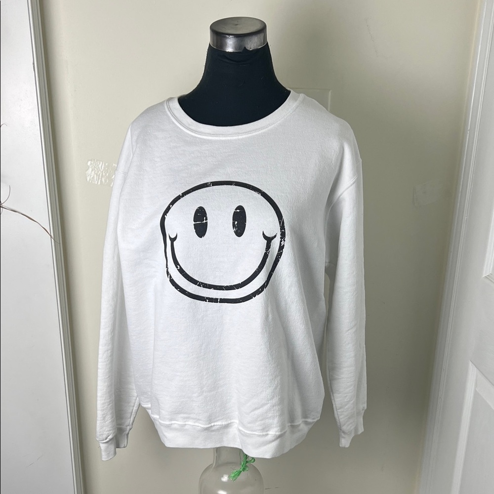 An Tistar Fun White Crewneck Sweatshirt Size Medium